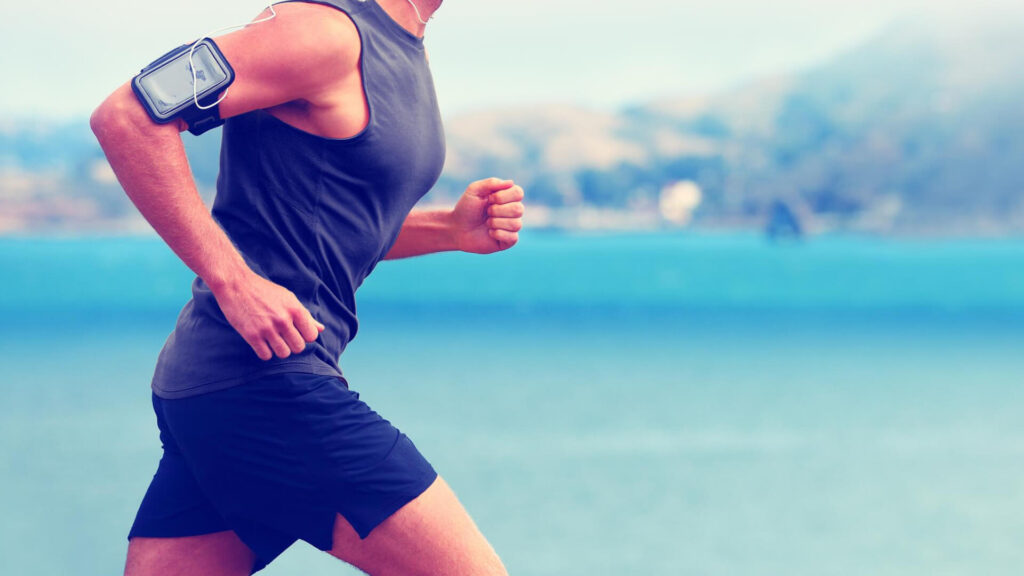 גבר מתאמן כדי לחזור לכושר